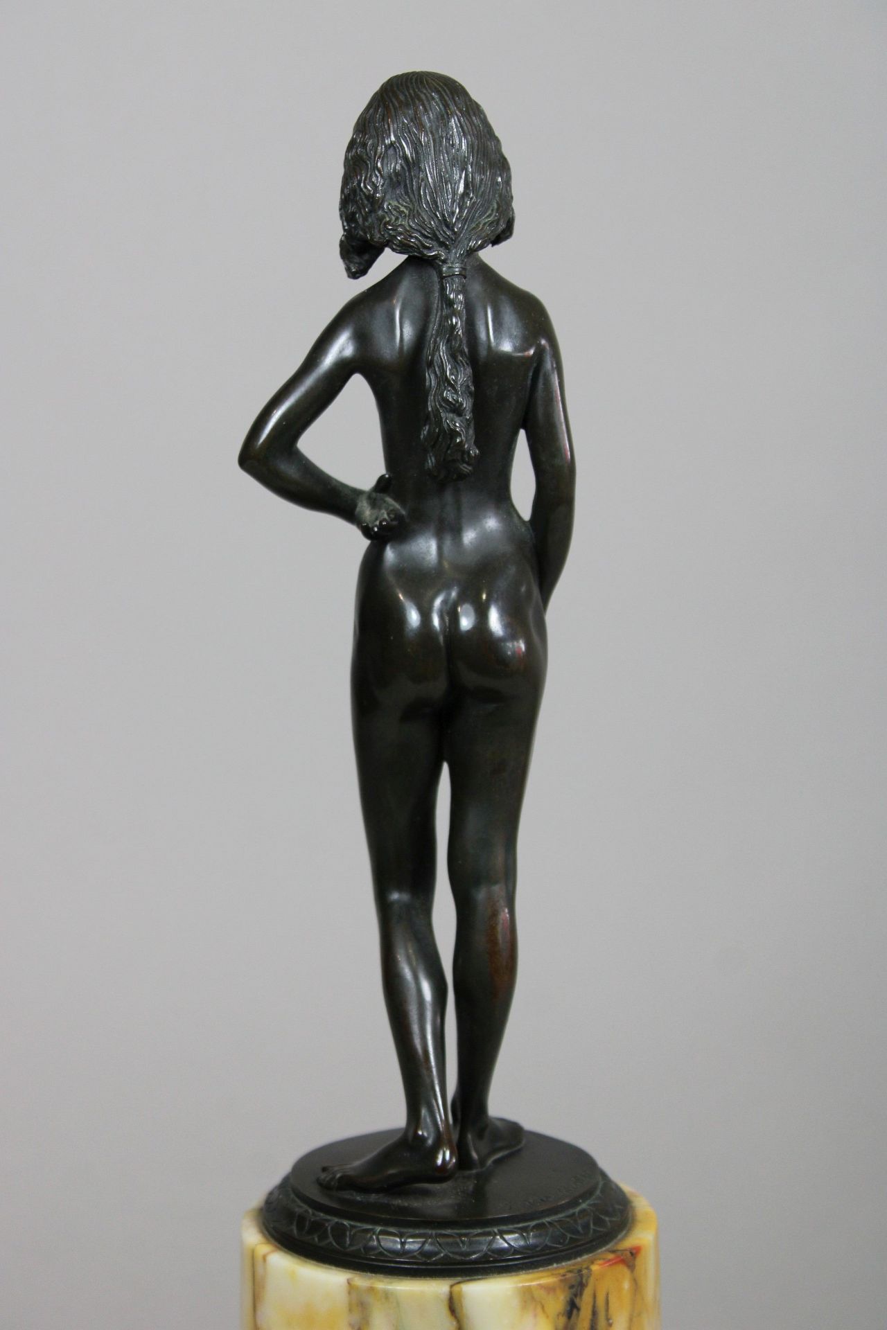 Johann Vierthaler (deutsch, 1869 - 1957), Stehender weiblicher Akt, Bronze, signiert, Marmorsockel, - Bild 4 aus 6