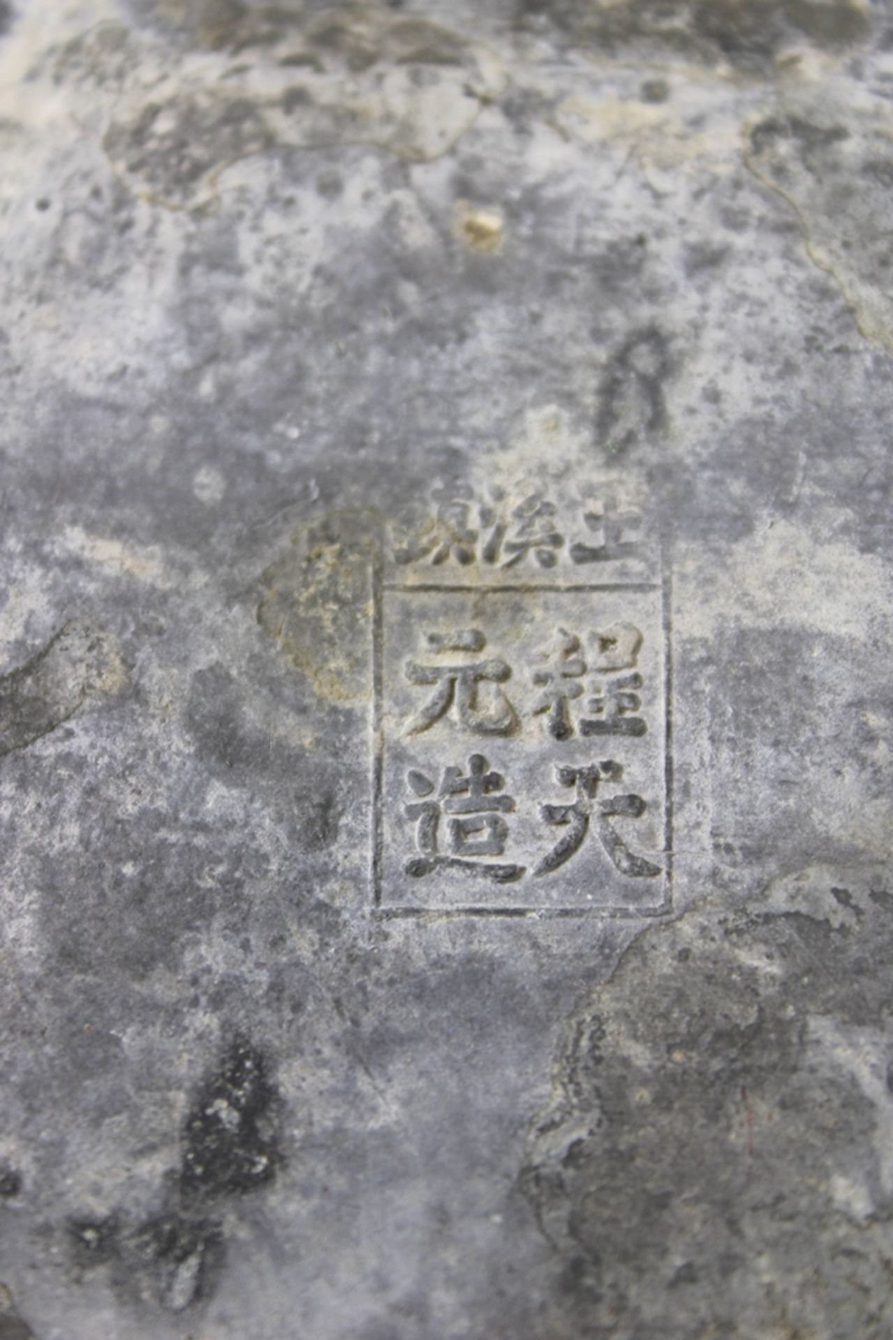Quadratische Zinn-Teekanne, China, Marke am Boden, Blumendekor, H.: 18 cm, B.: 17 cm. Guter, alters - Bild 4 aus 4