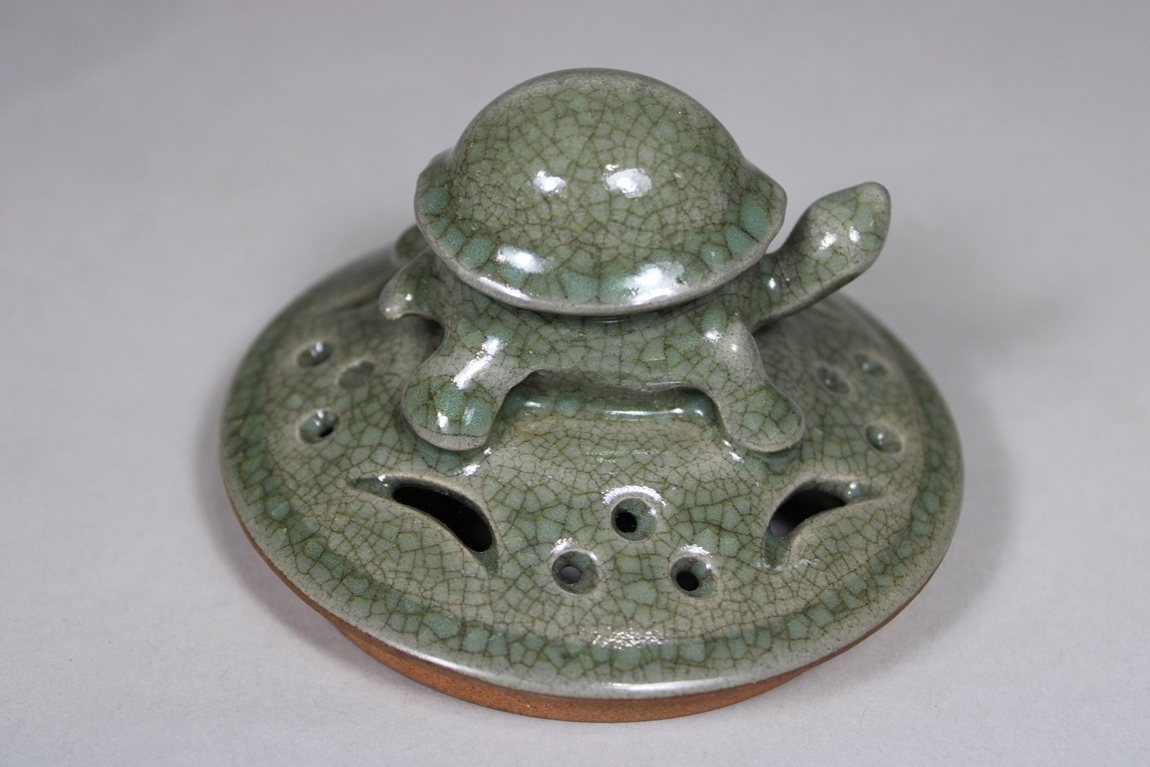 Celadon Weihrauchgefäß, China, Porzellan, ohne Marke, kalligrafischen Motiven und Schildkröte Deko, - Image 4 of 5