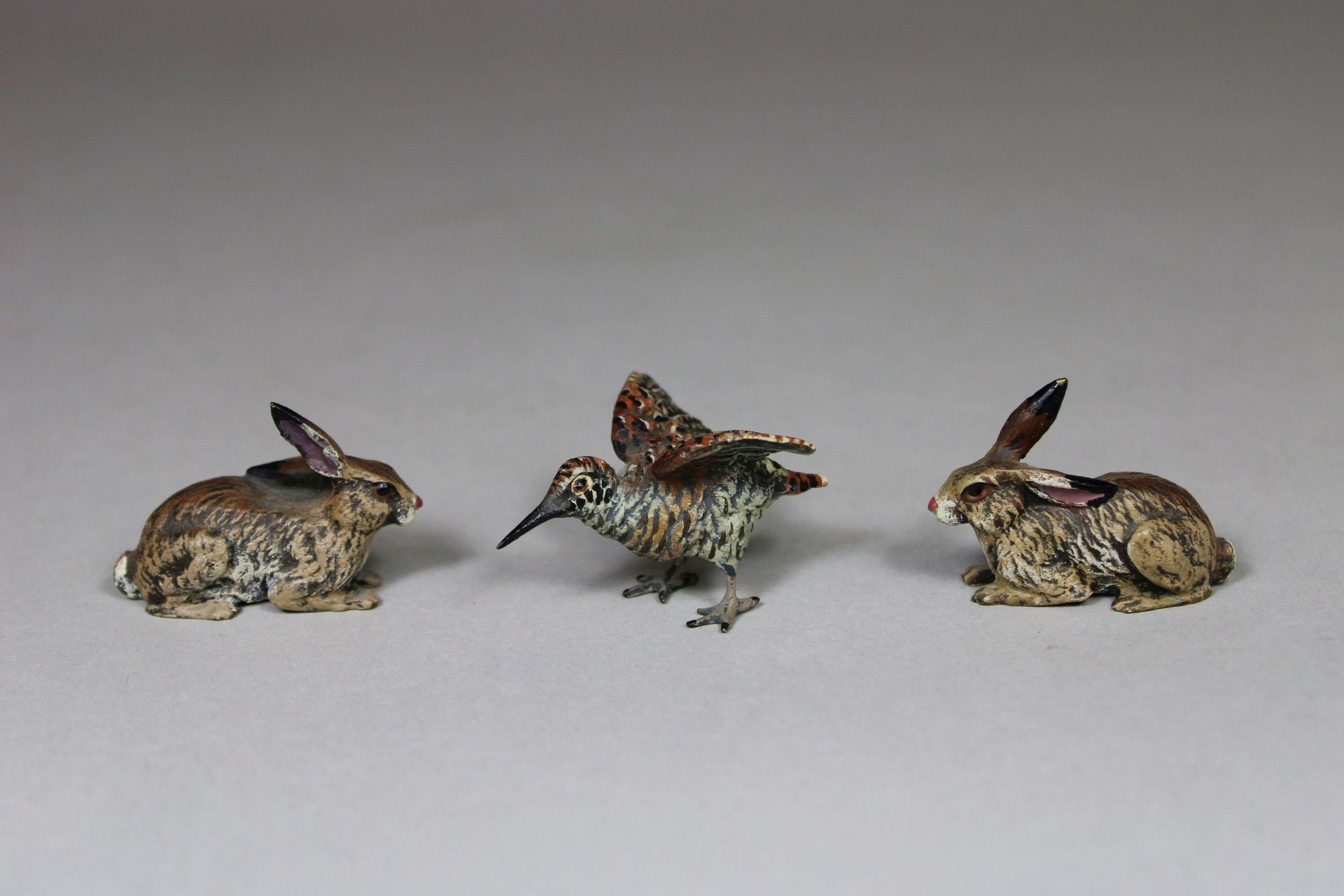 Drei Wiener Bronzen, Hasen Paar und eine Waldschnepfe, 20. Jh., gestempelt, Maße: Hase: L.: 4 cm, H
