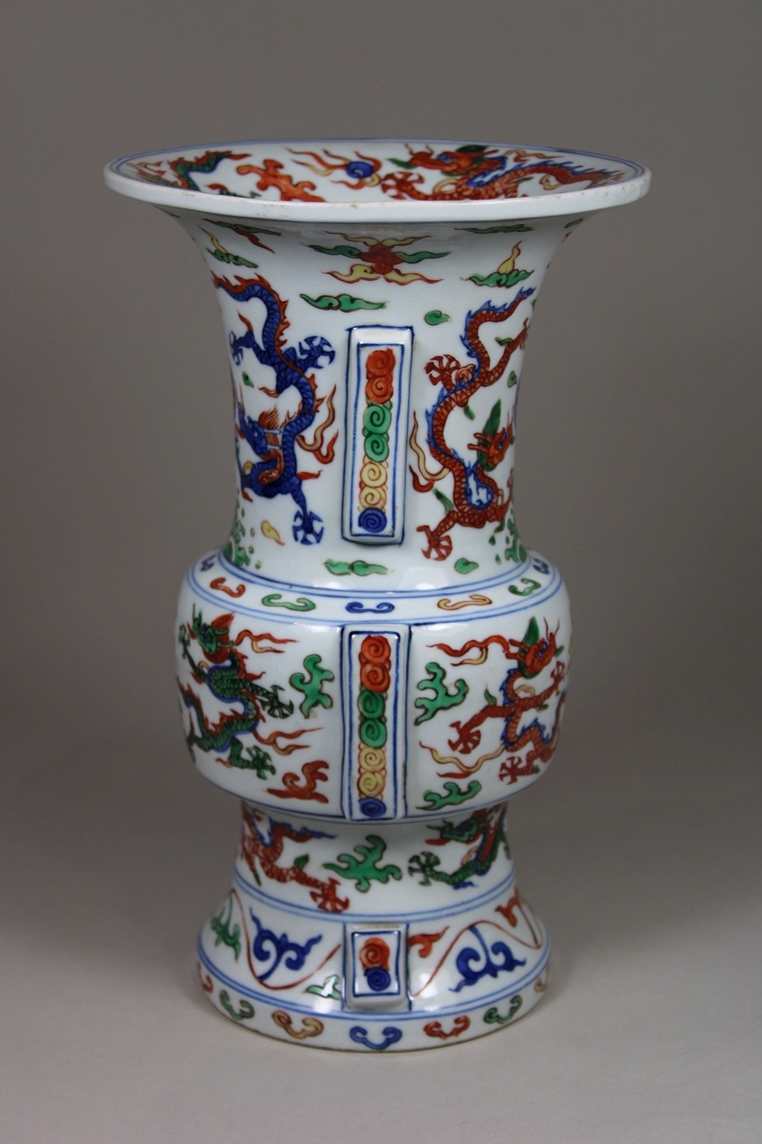 Wacai Gu Vase, China, Porzellan, Ming Dynastie, Wanli Marke, Trigramm- und Drachendekor, H.: 26,4 c - Image 4 of 7
