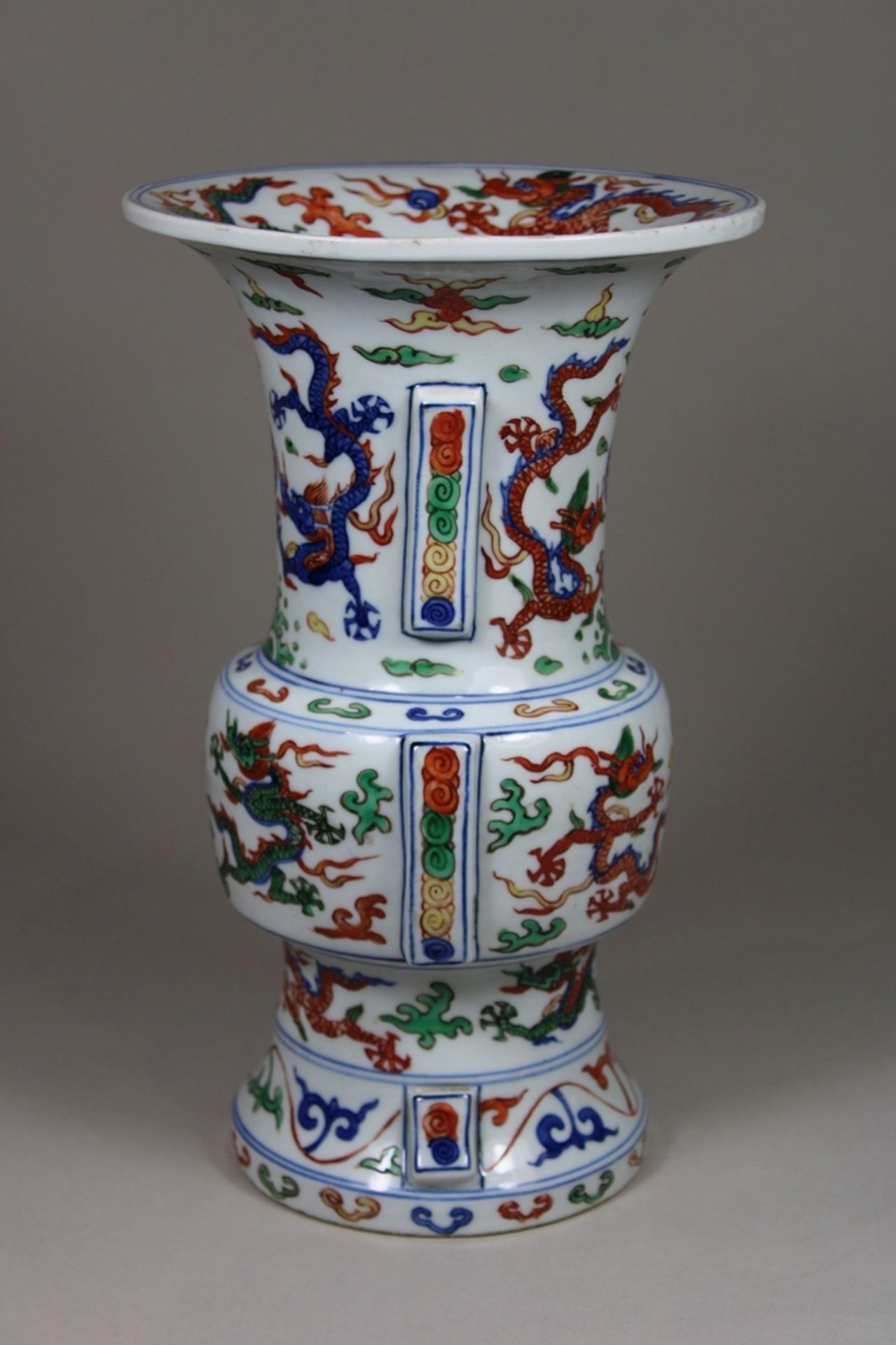 Wacai Gu Vase, China, Porzellan, Ming Dynastie, Wanli Marke, Trigramm- und Drachendekor, H.: 26,4 c - Bild 4 aus 7