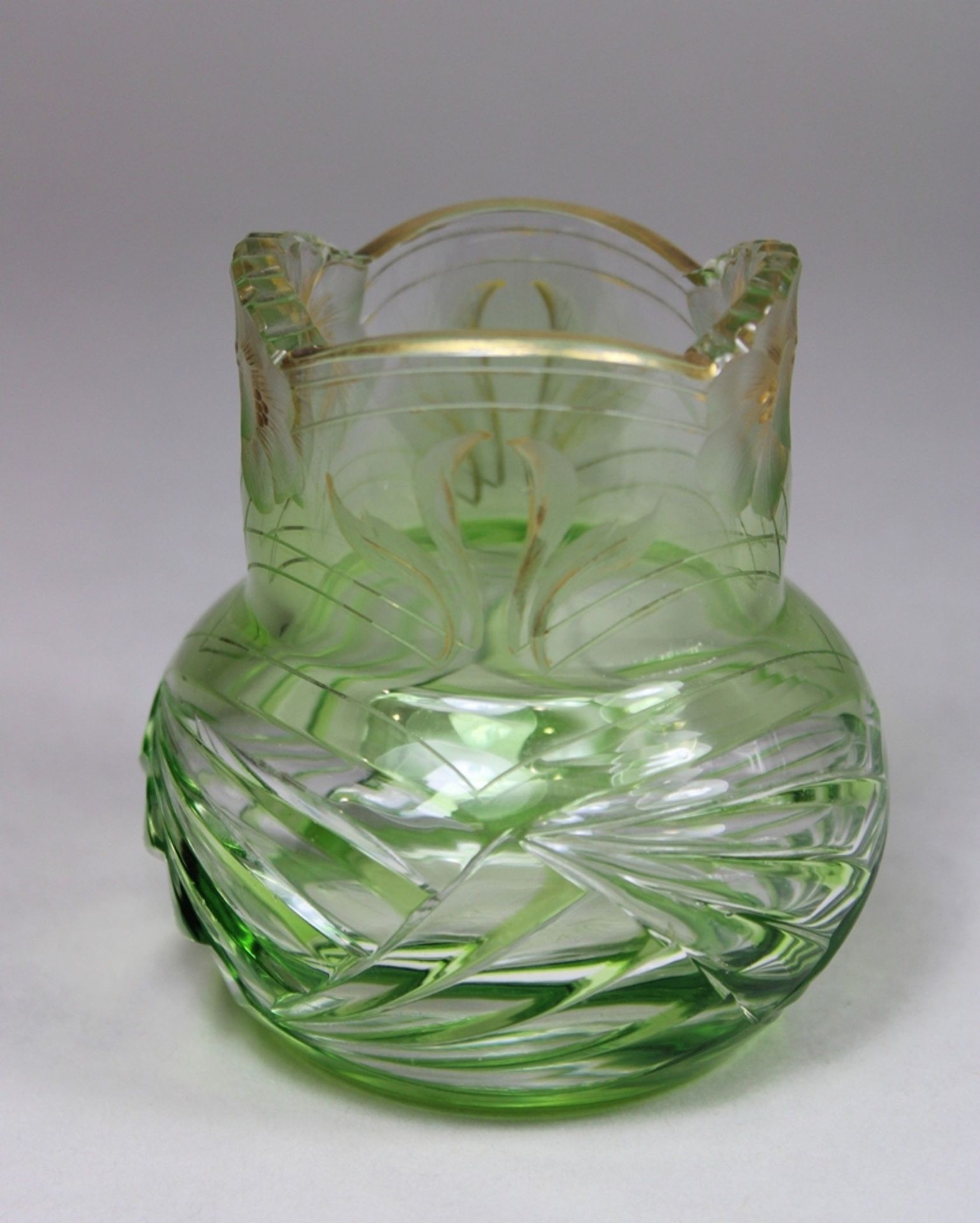 Emile Galle Vase, Glas, um 1900, am Boden bez. (E Galle), Gold- und Blumendekor, H.: 8 cm. Guter, a - Bild 2 aus 3