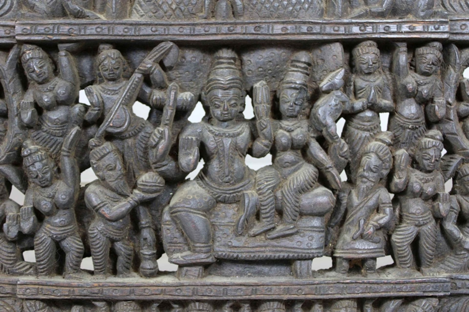 Holzschnitzerei, Indien, um 1900, Darstellung: Gottheit Vishnu zusammen mit weiteren Gottheiten, Ma - Bild 4 aus 5