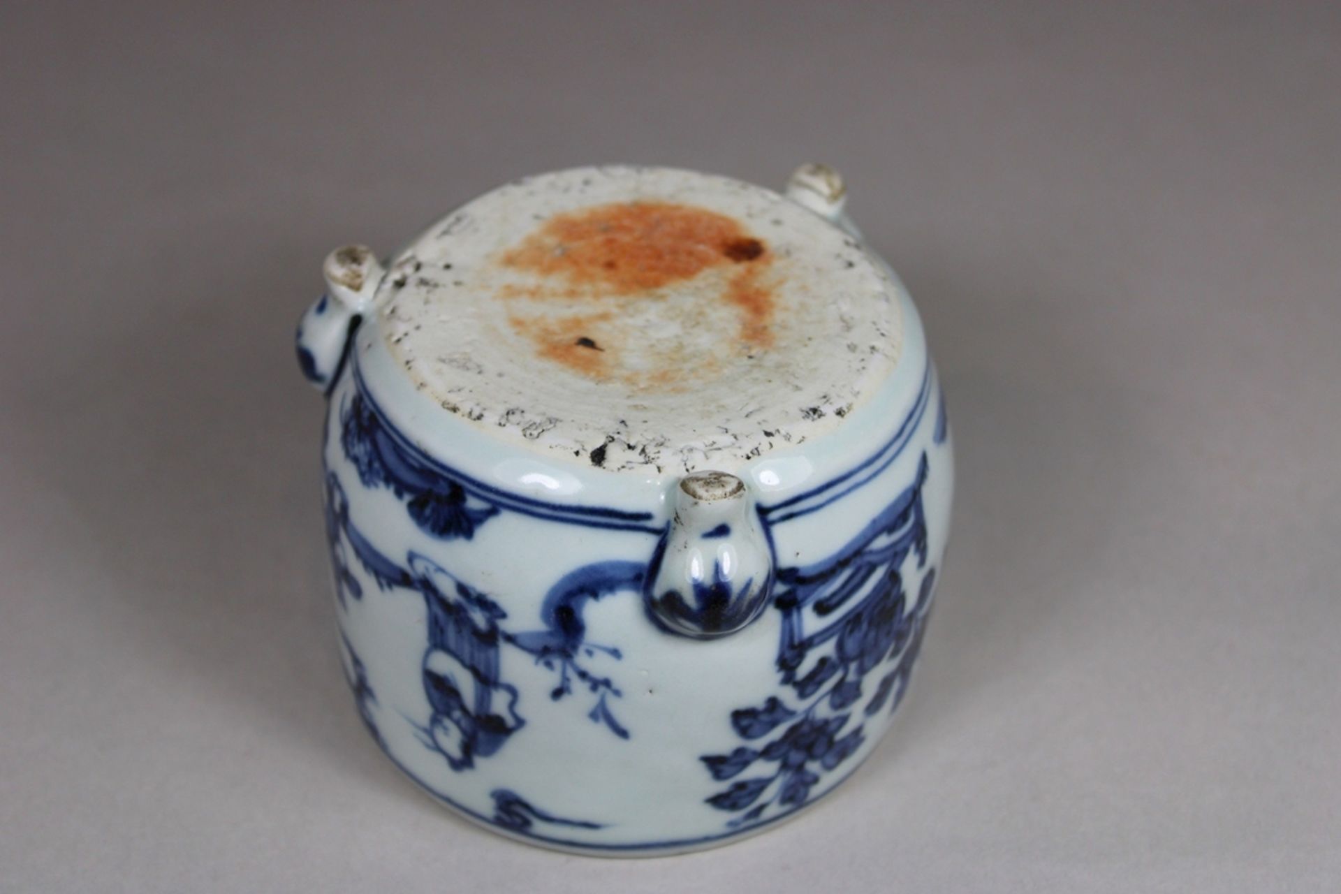 Tripod Schale, China, Porzellan, ohne Marke, blau-weiß bemalt, figürliche Dekor, H.: 7,4 cm, Dm.: 9 - Bild 4 aus 4