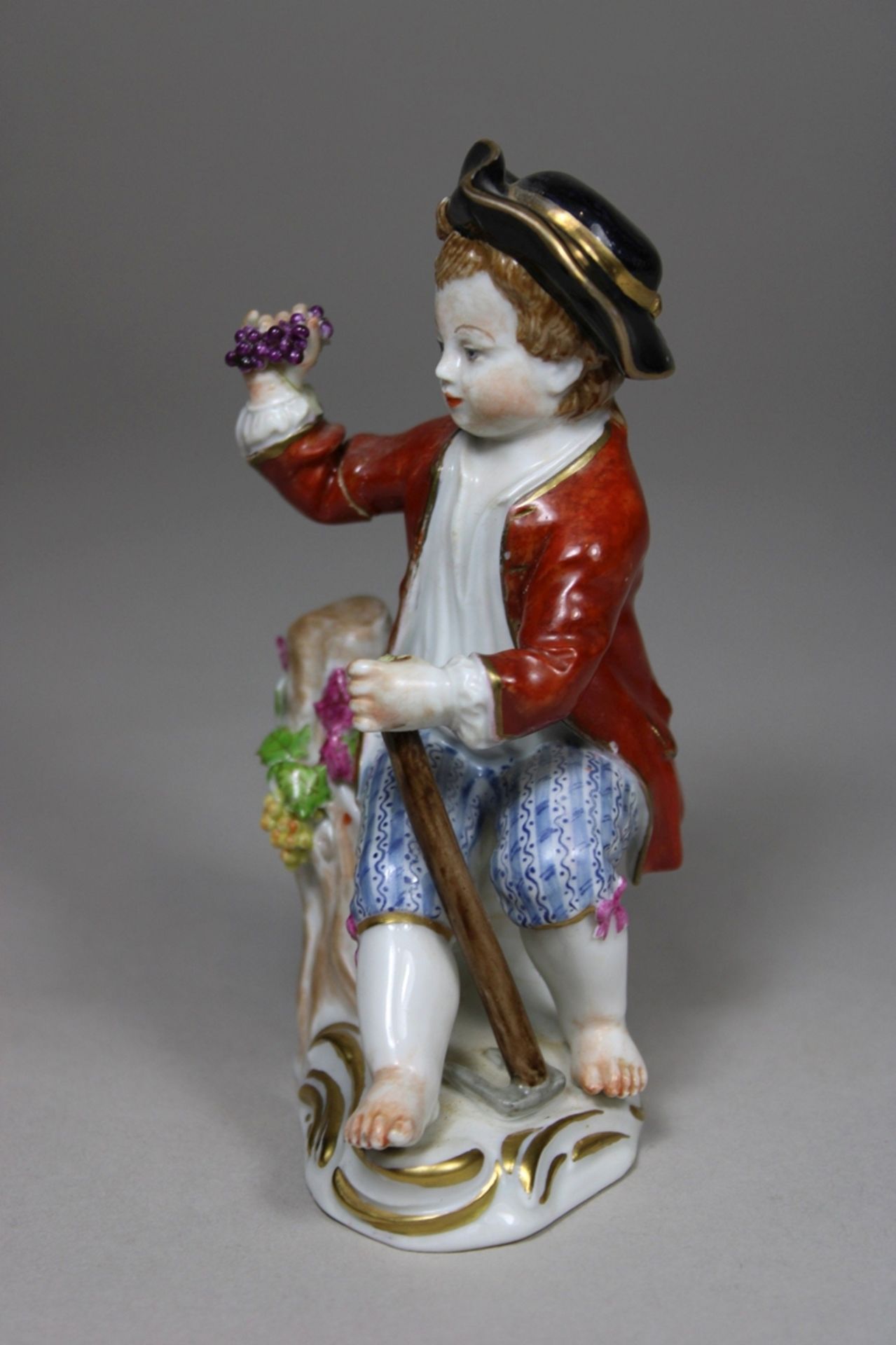 Porzellanfigur, Gärtnerkind mit Trauben und Hacke, Meissen, 1. Wahl, Entwurf: Johann Joachim Kaendl - Bild 2 aus 4