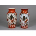 Paar-Kutani-Vase, Japan, Porzellan, Marke am Boden, mit eisenroter Malerei und Goldfarbe, H.: ca. 1