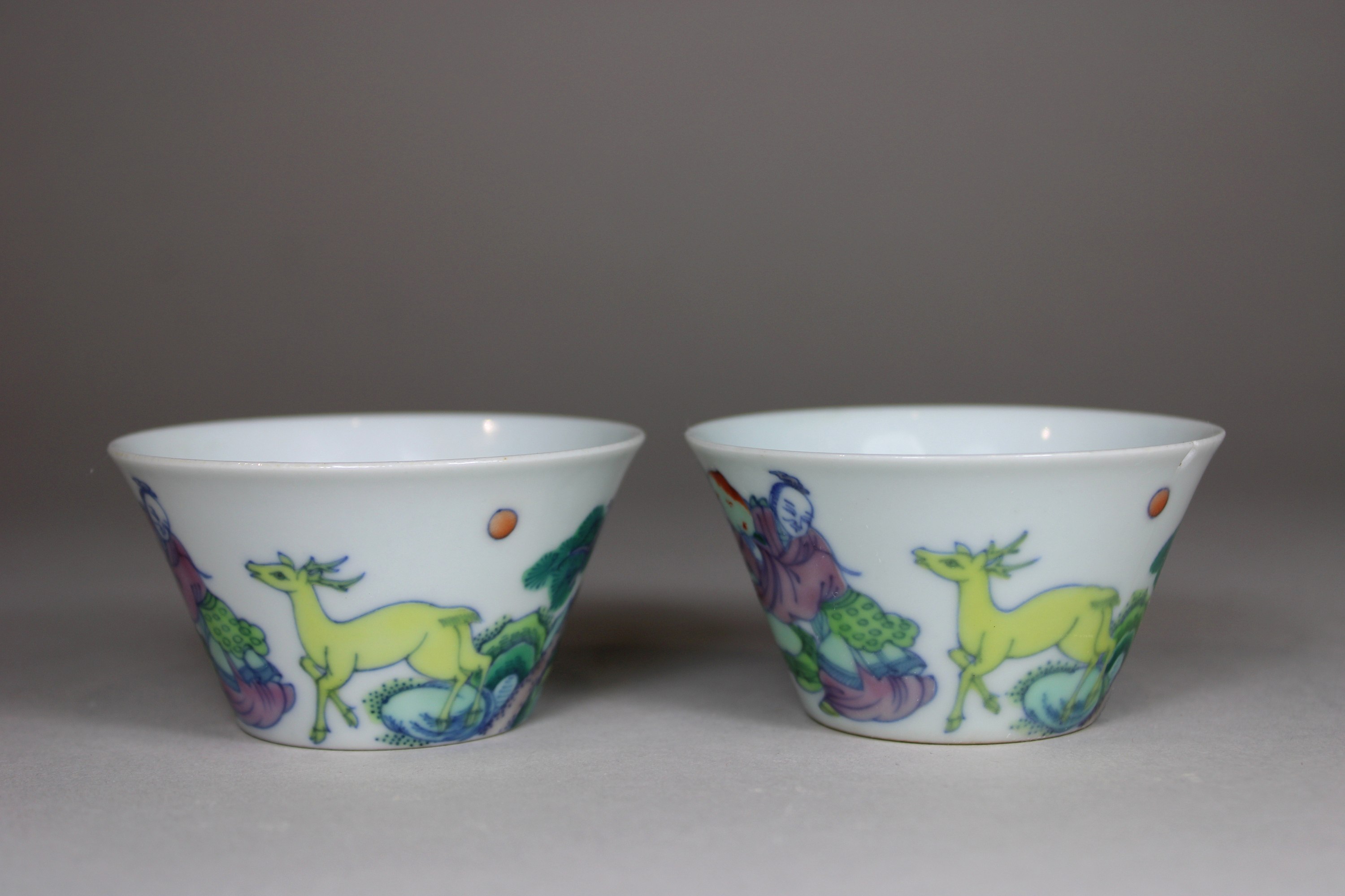 Paar Cups, Porzellan, Doppelring und Yongzheng Marke am Boden, polychrom bemalt, Landschaft und fig - Image 2 of 5