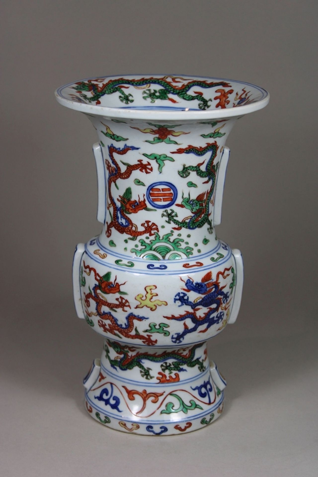 Wacai Gu Vase, China, Porzellan, Ming Dynastie, Wanli Marke, Trigramm- und Drachendekor, H.: 26,4 c