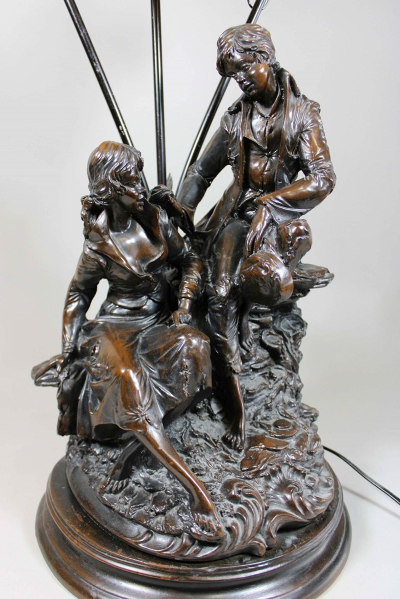 Drei Bronze Lampen, Frankreich, Jugendstil, 19. Jh., Guss und Glas, Blütenfassung, Dame auf bezeich - Image 2 of 7