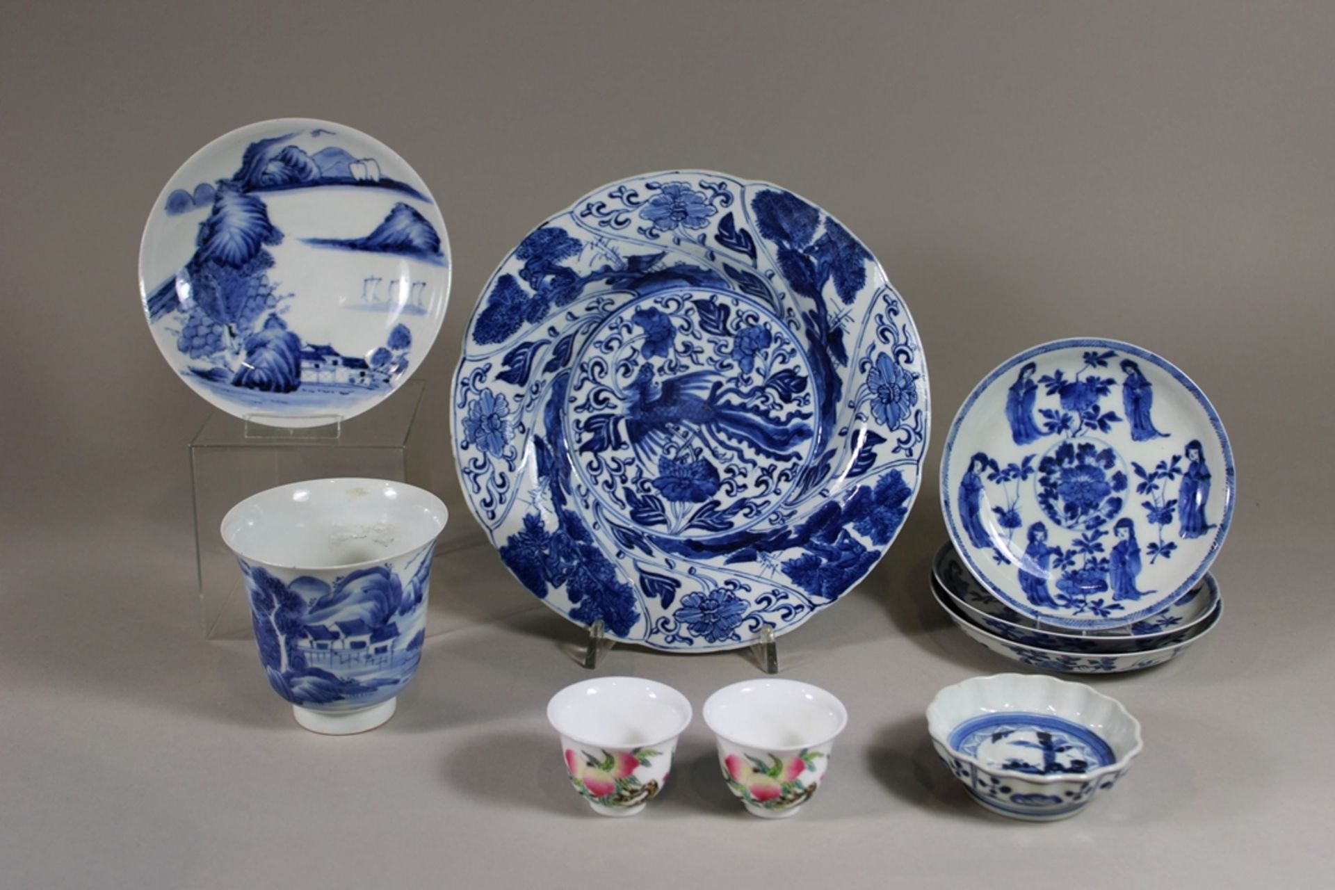 Konvolut 9. Tl.: China, Porzellan, bestehend aus: Paar Cups, Sechszeichen Qianlong Marke, Famille r