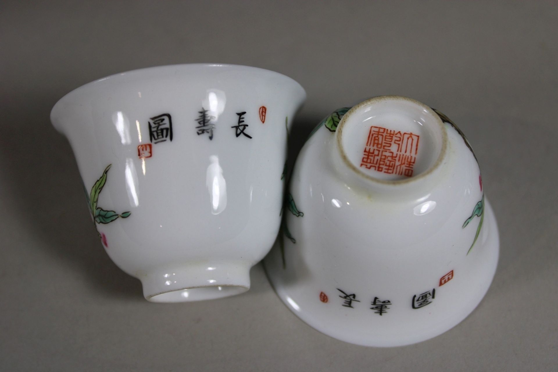 Konvolut 9. Tl.: China, Porzellan, bestehend aus: Paar Cups, Sechszeichen Qianlong Marke, Famille r - Bild 2 aus 7