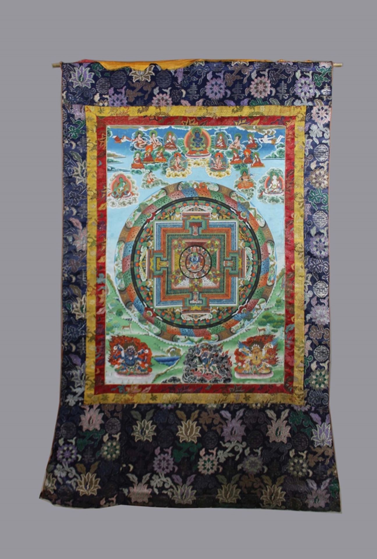 Mandala-Thangka, Tibet/Nepal, 20. Jh., in Brokateinfassung, mit Vorhang, verso signiert, Bildmaße: 