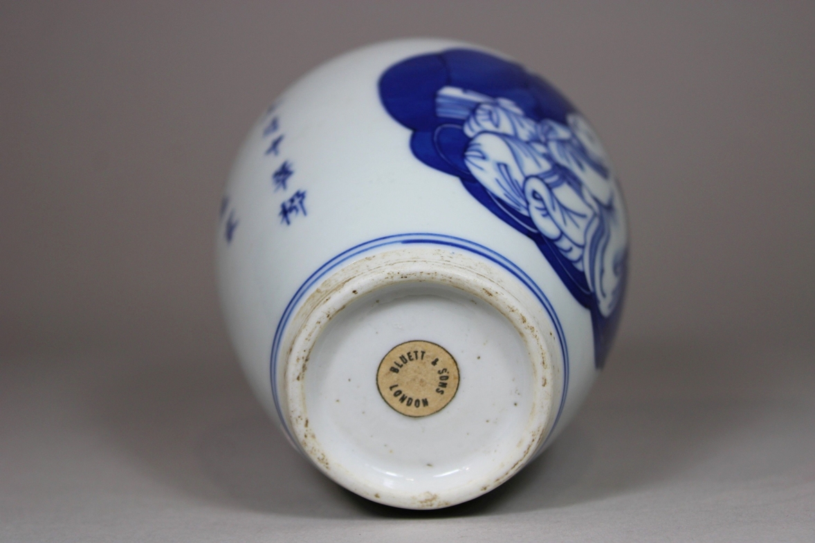 Vase, China, Porzellan, Ohne Marke, blau-weiß Bemalung, Mönch, H.: 13,5 cm, Dm.: 9 cm. Guter, alter - Image 5 of 5