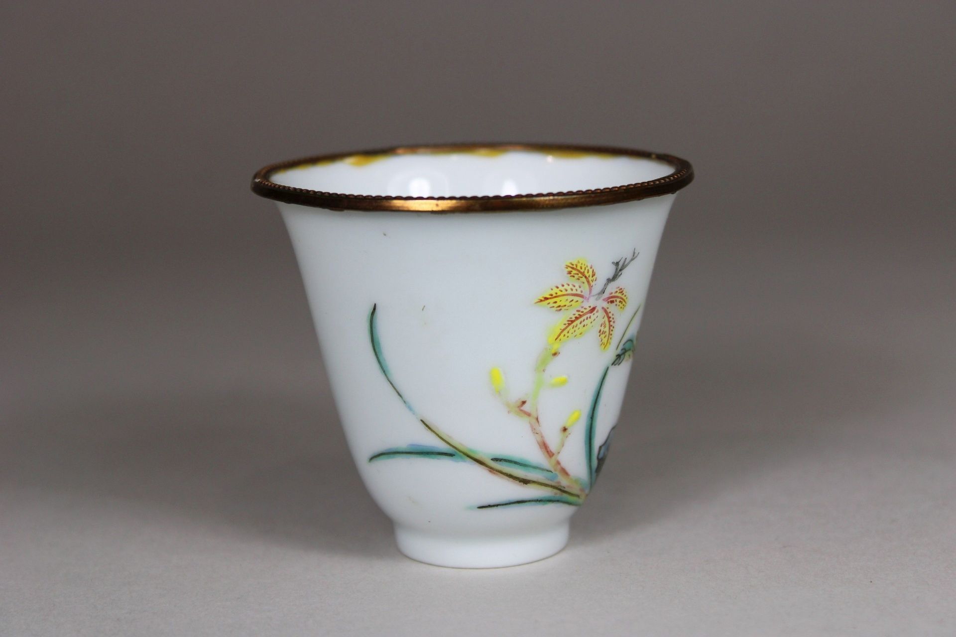 Cup mit Montierung, China, Porzellan, Vierzeichnen Yungzheng Marke am Boden, polychrom bemalt, Blum - Image 2 of 4