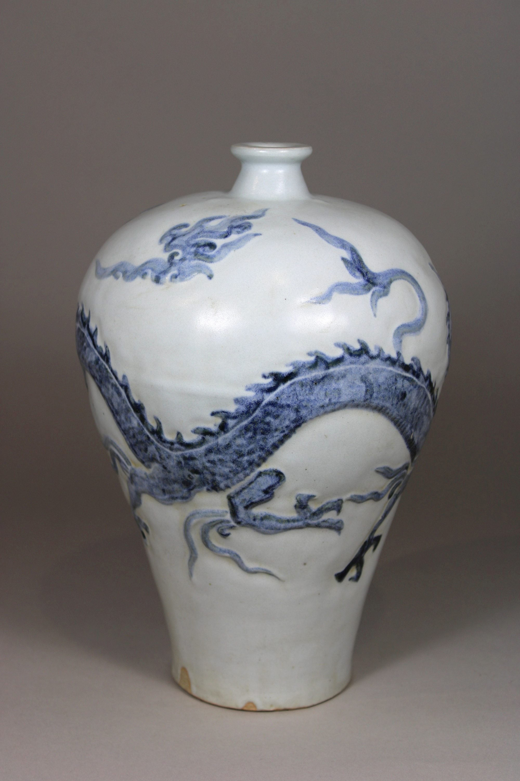 Meiping Vase, China, Porzellan, ohne Marke, Drachen-Prägedekor, H.: 28 cm. Guter, altersbedingter Z - Image 2 of 5