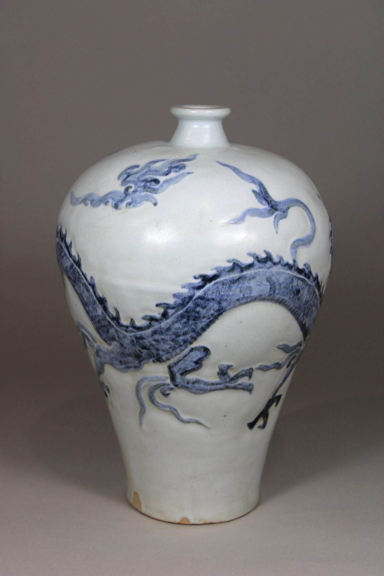 Meiping Vase, China, Porzellan, ohne Marke, Drachen-Prägedekor, H.: 28 cm. Guter, altersbedingter Z - Bild 2 aus 5