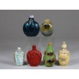 Sechs Snuff Bottles, China, 1 rote Lack Schnitzerei, 1 grünes Glas mit Überfang, 1 rotes Glas mit b