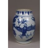 Vase, China, Porzellan, ohne Marke, blau-weiß Bemalung, figürliche Darstellung, H.: 24 cm. Guter, a