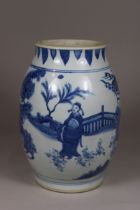 Vase, China, Porzellan, ohne Marke, blau-weiß Bemalung, figürliche Darstellung, H.: 24 cm. Guter, a