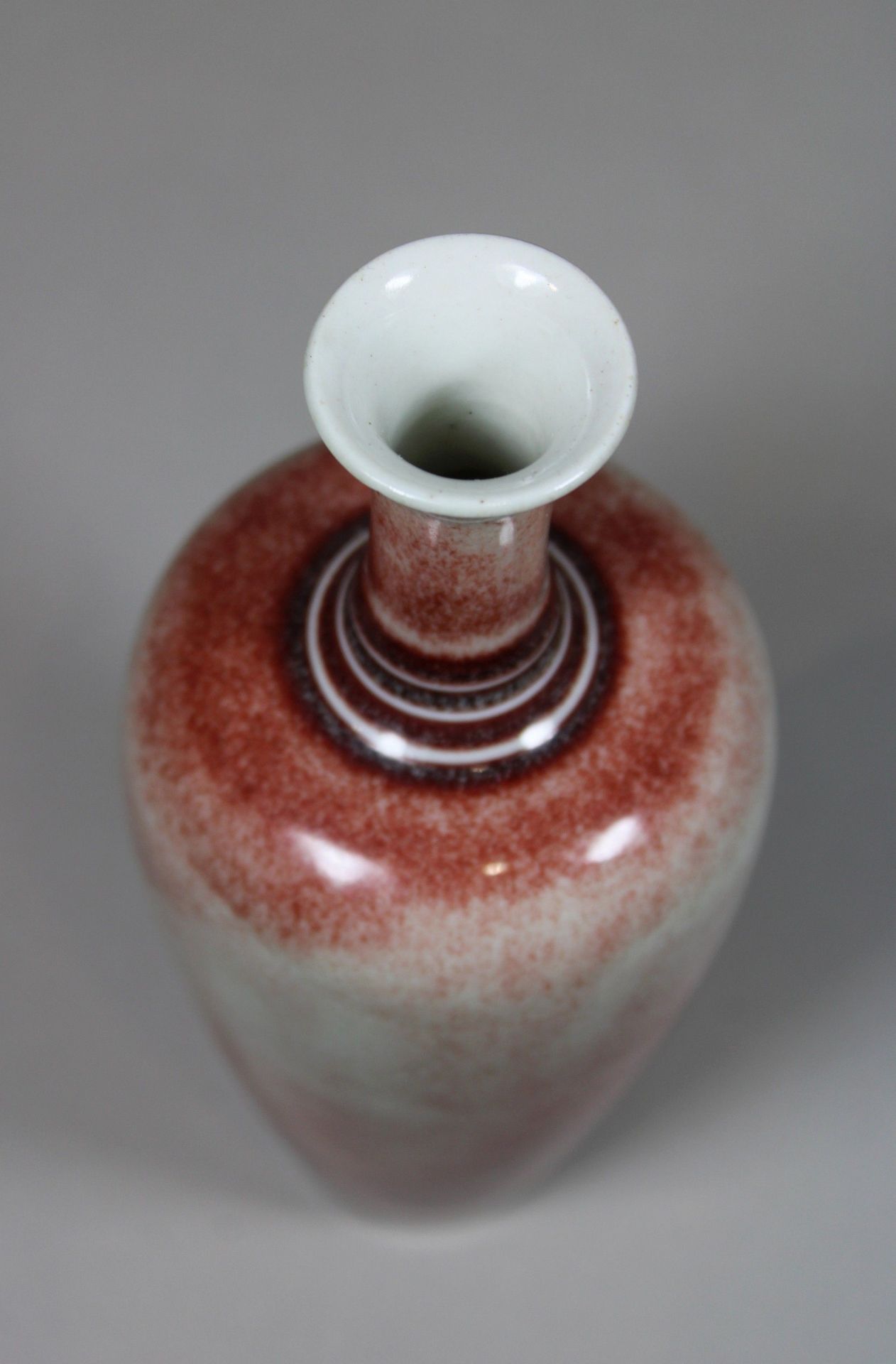 Liuyeping Vase mit monochromer Flambe-Glasur, China, Porzellan, 19/20 Jh., Sechszeichen Kangxi Mark - Bild 3 aus 3