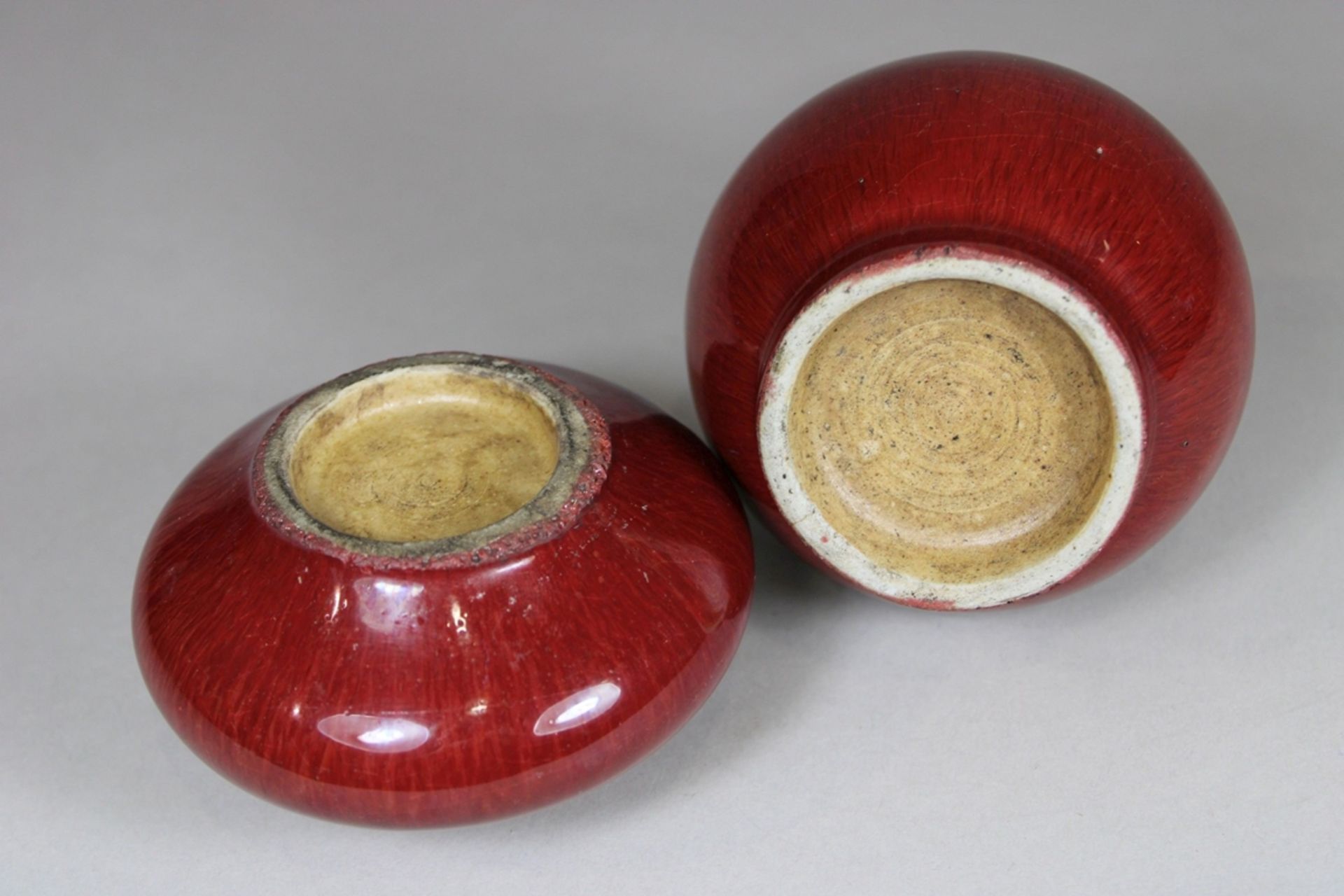 Paar Vasen, China, Porzellan, ohne Marke, Flambe-Glasur, H.: 16,5 und 6 cm. Guter, altersbedingter - Image 2 of 2