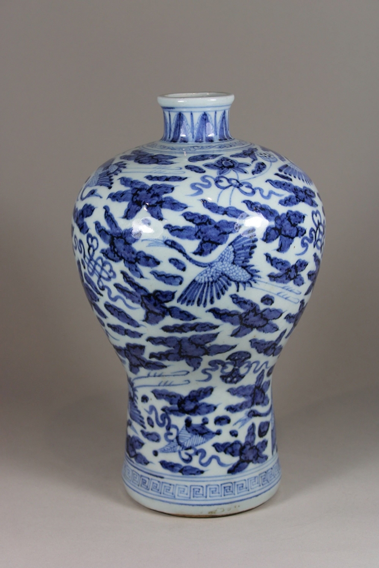 Meiping Vase, China, Porzellan, ohne Marke, blau-weiß, H.: 32 cm. Guter, altersbedingter Zustand. - Image 4 of 6