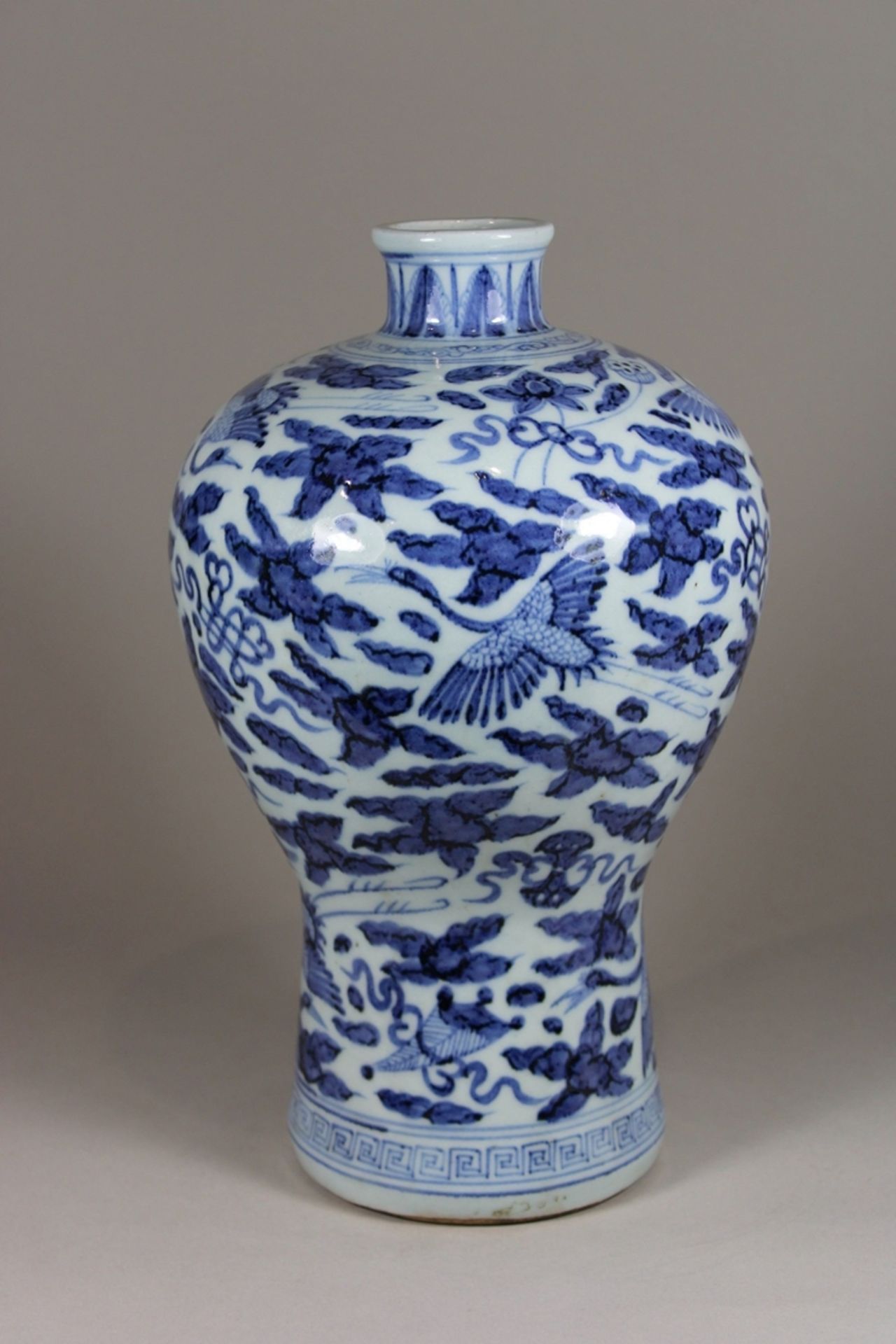 Meiping Vase, China, Porzellan, ohne Marke, blau-weiß, H.: 32 cm. Guter, altersbedingter Zustand. - Bild 4 aus 6