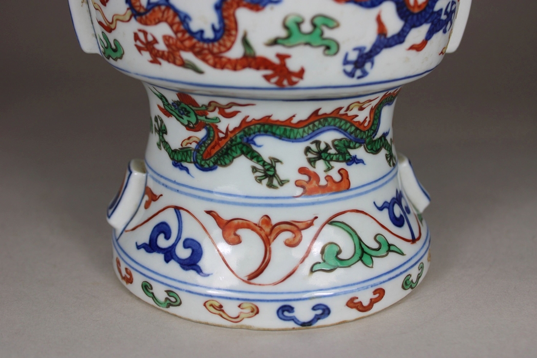 Wacai Gu Vase, China, Porzellan, Ming Dynastie, Wanli Marke, Trigramm- und Drachendekor, H.: 26,4 c - Image 6 of 7