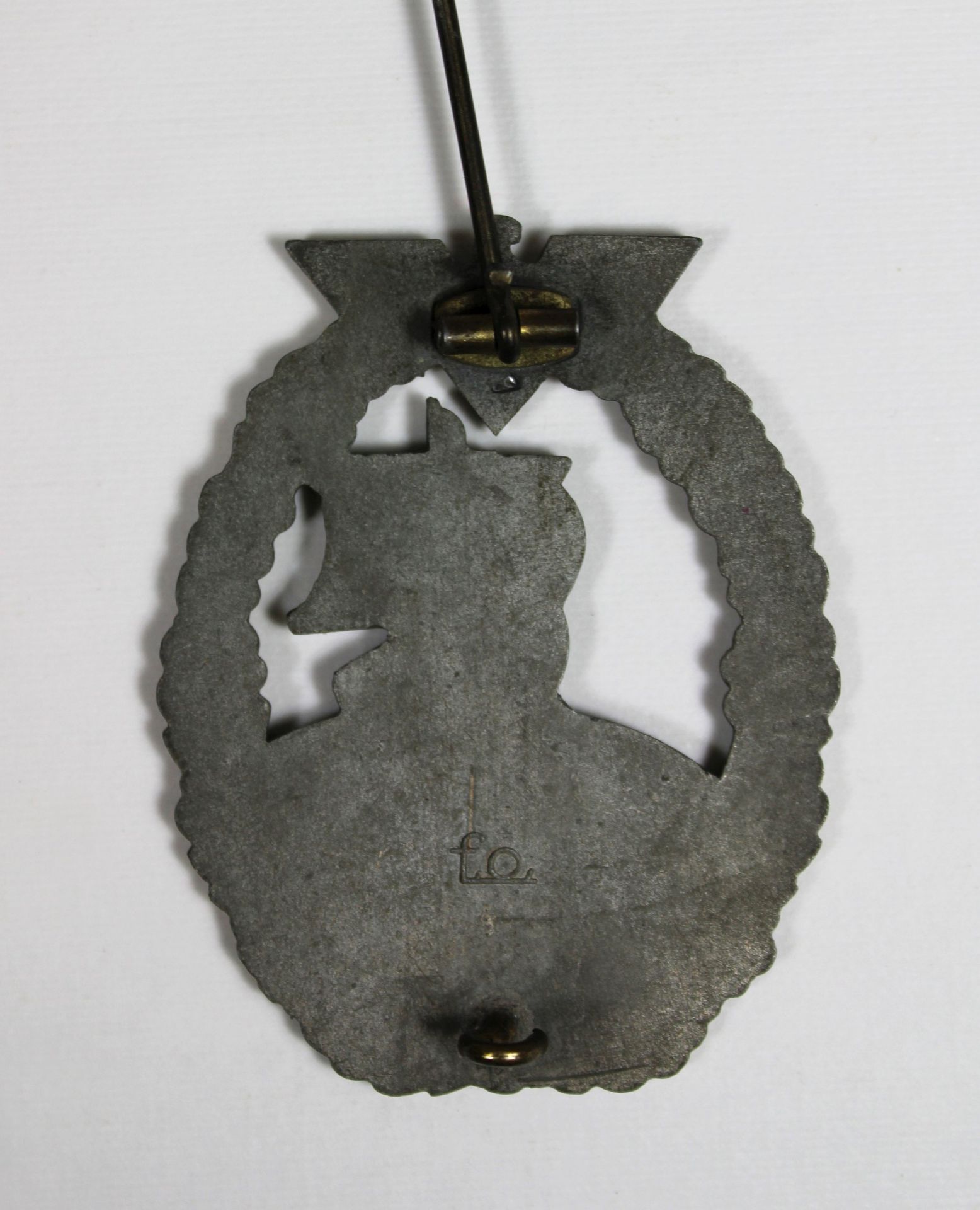 Hilfskreuzer Kriegsabzeichen der Kriegsmarine. Zink. Herstellermarke: f.o - Friedrich Orth, Wien. A - Bild 2 aus 2
