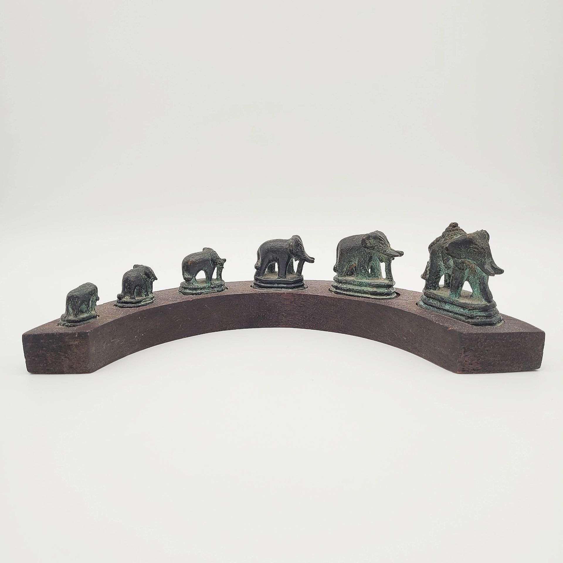 Gewichtssatz in Form schreitender Elefanten