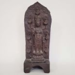 Stele mit stehendem Buddha Maitreya und den sieben Buddhas der Vergangenheit