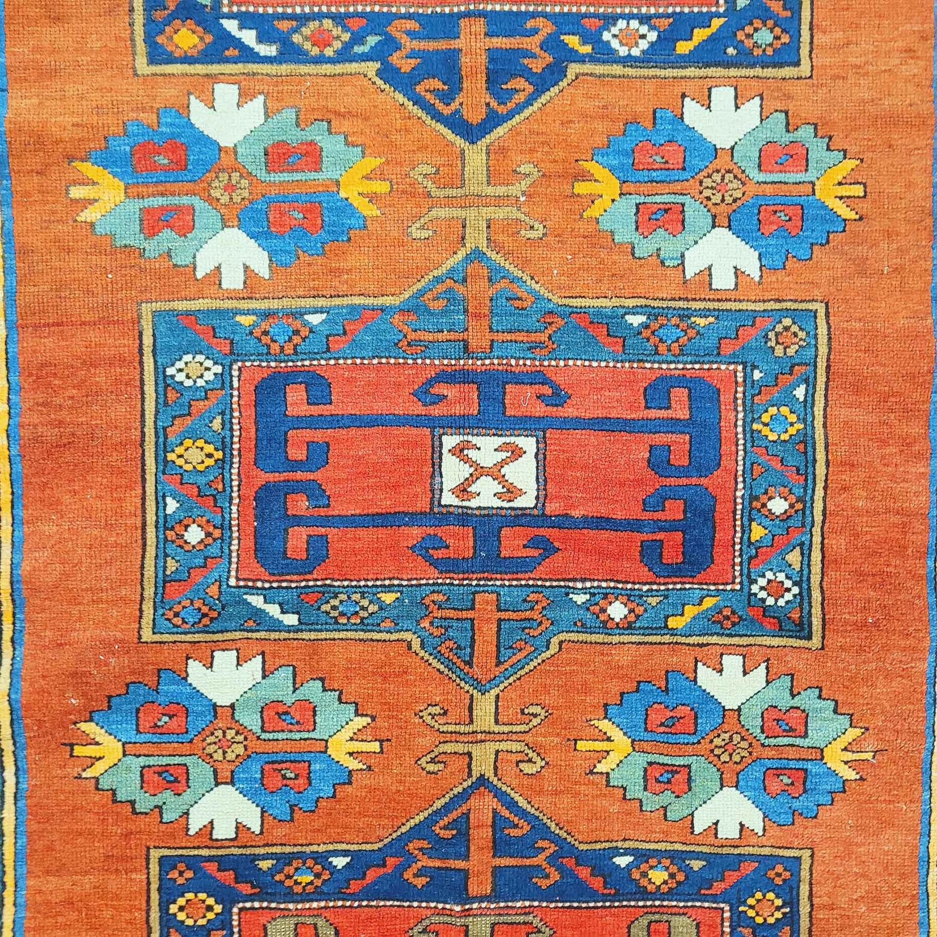 Kazak, datiert 1332 (=1914), 217 x 130 cm, Zustand B/C - Bild 3 aus 3