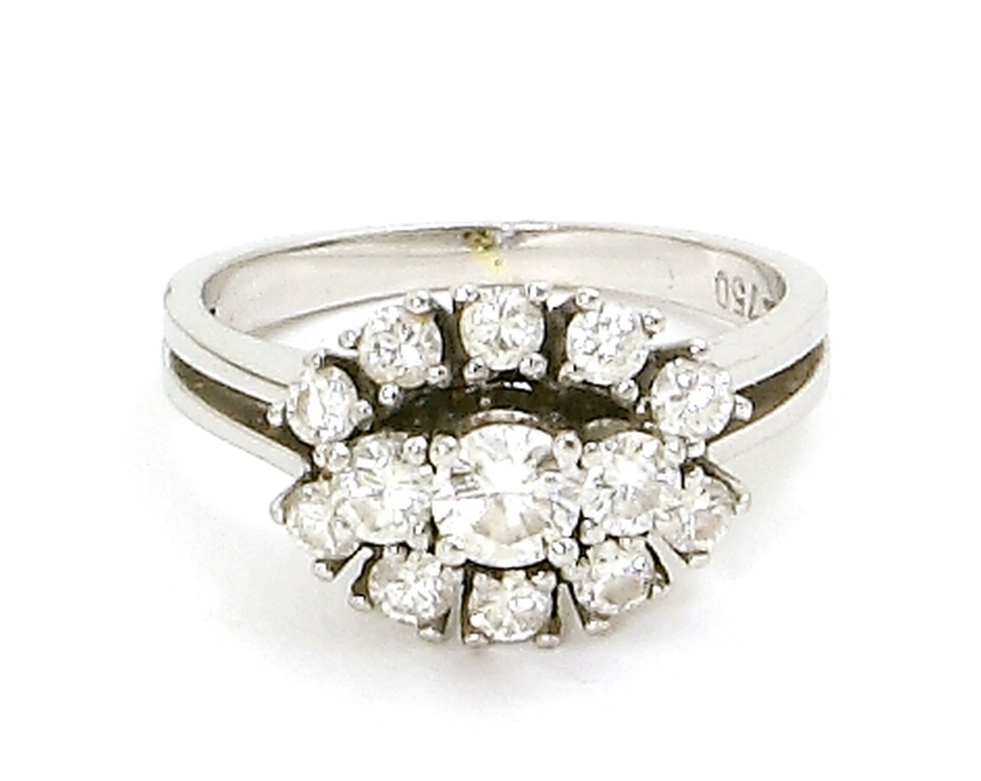 Ring, 750er WG. mit zwölf Diamanten im