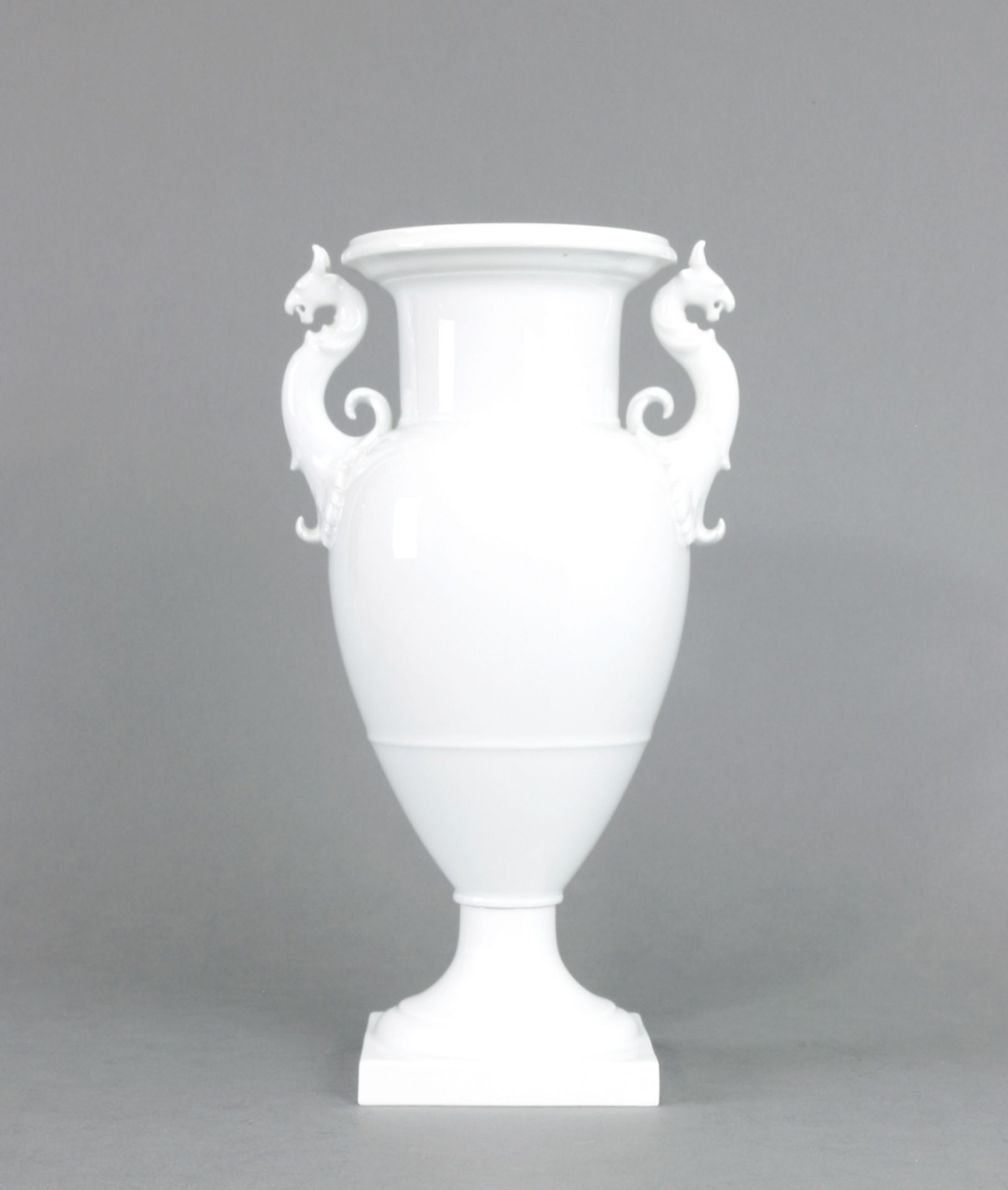 Französische Vase mit Greifhenkeln 1,