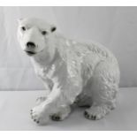 Porzellan sitzender Eisbär. Royal Dux