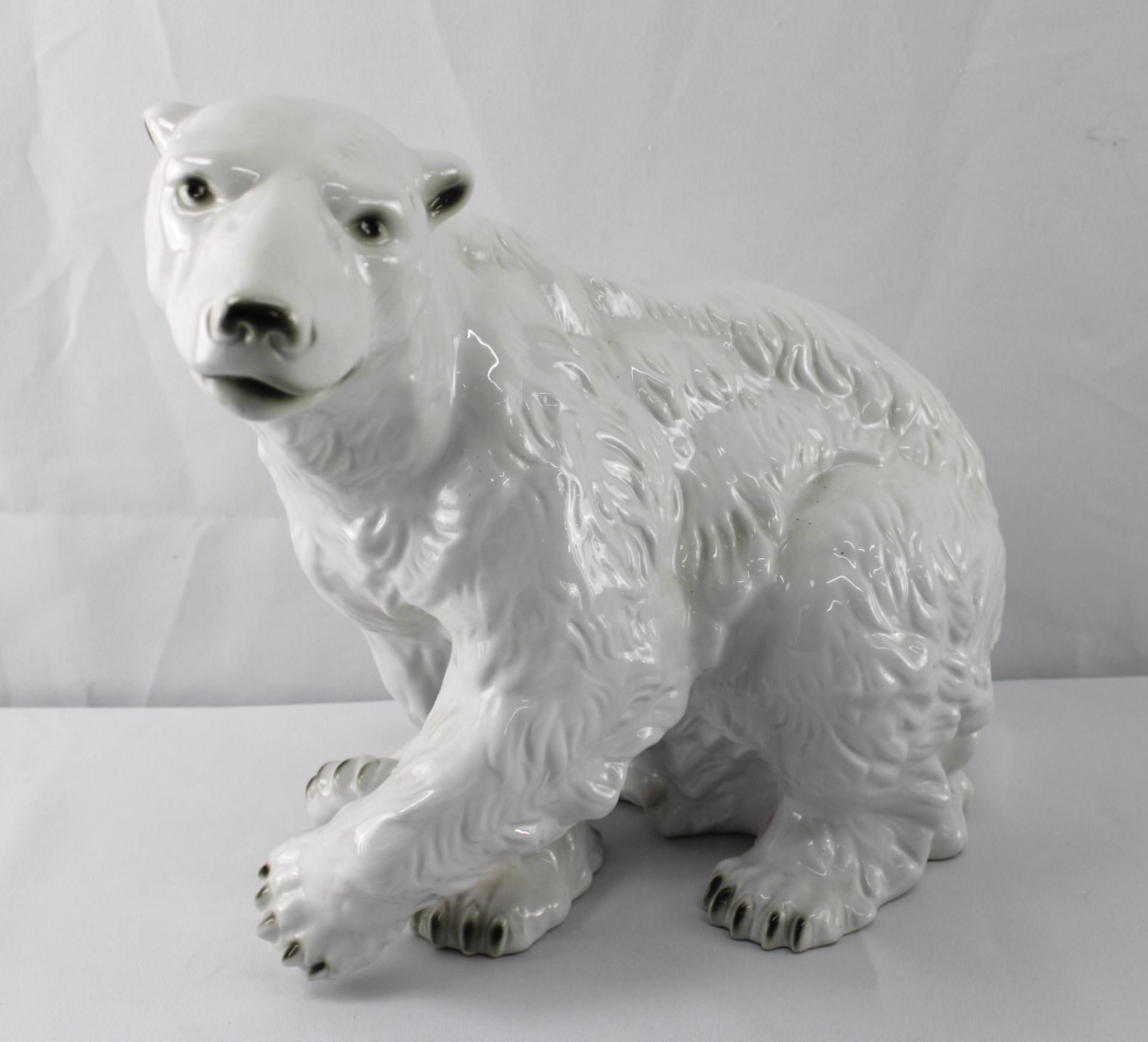 Porzellan sitzender Eisbär. Royal Dux