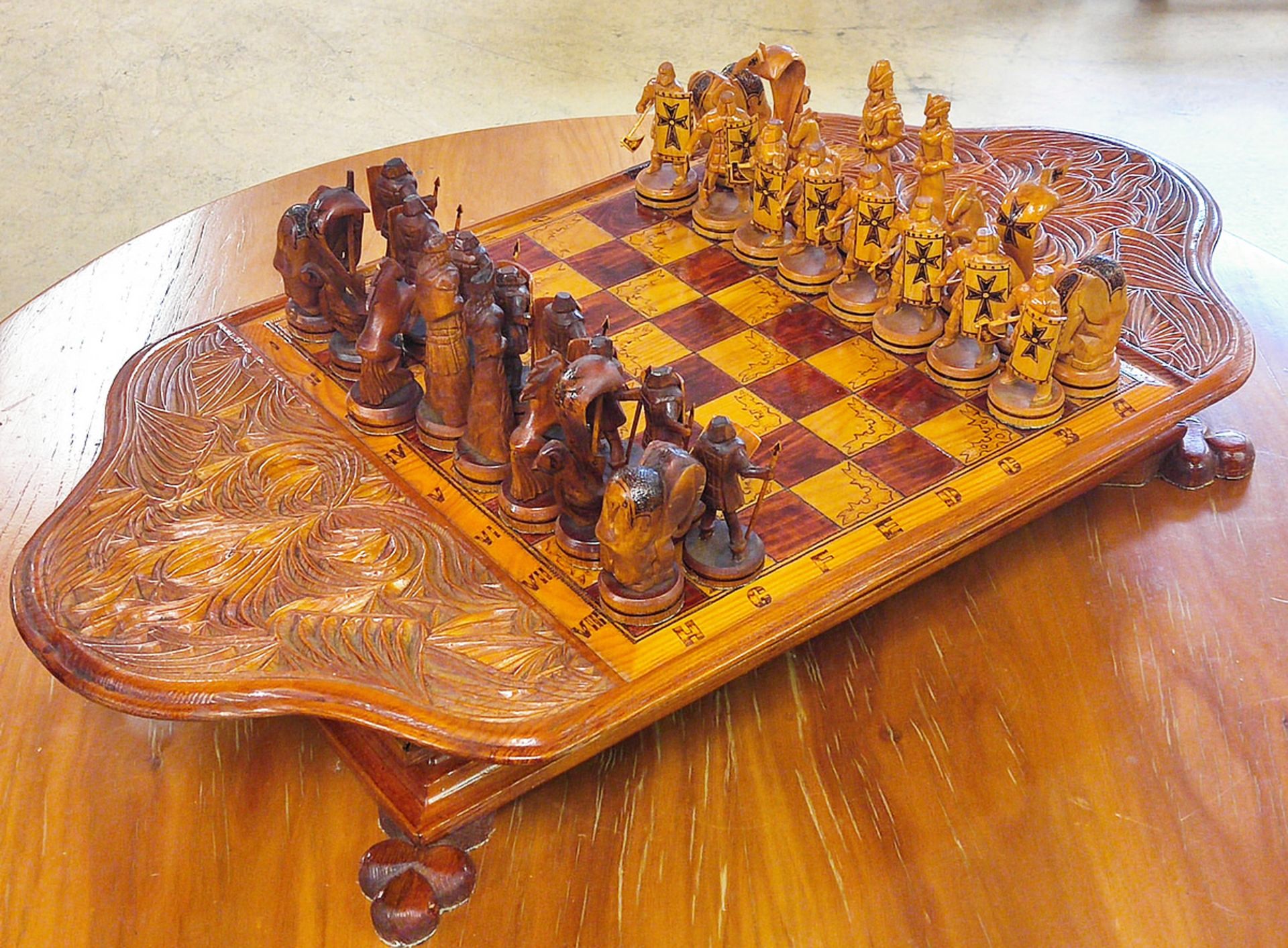aufwendig geschnitztes Schachspiel mit Holzfiguren