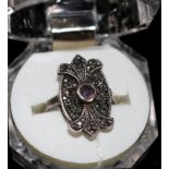 Ring 925er Silber, Form heraldische Lilie, violetter Schmuckstein, 20. Jh.