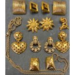 Modeschmuck / modern jewellry: 6 Paar Ohrhänger, Kette, Stecker, u.a. Karl Lagerfeld, Lancôme (