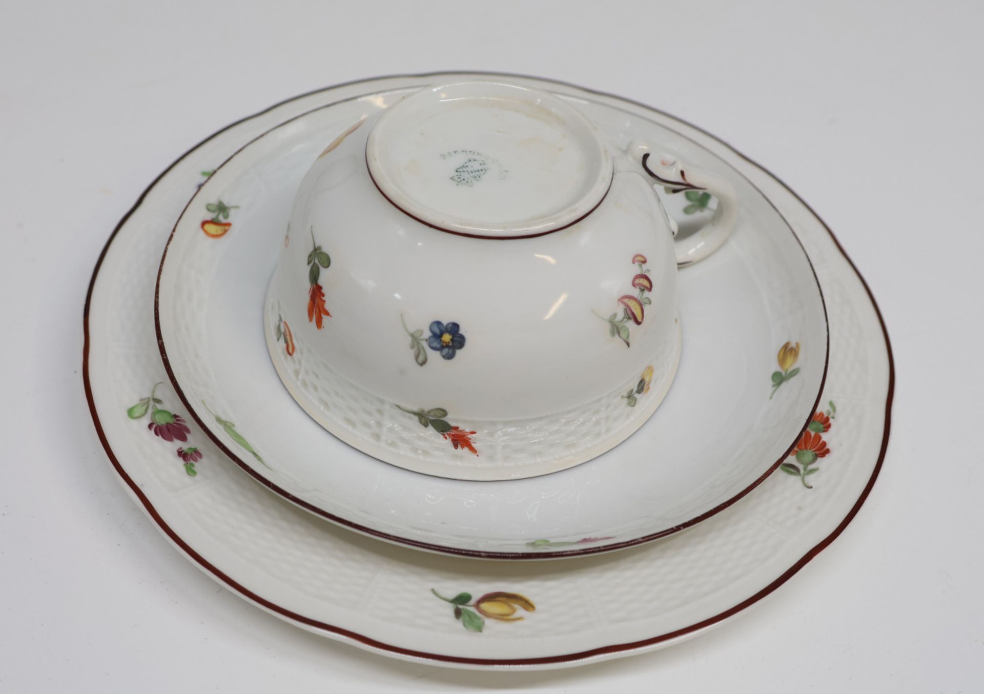 Konvolut Porzellan: Meissen: Schale, best. 20 x 23 cm, Kännchen, Rote Rose, Deckel min.best., zweite - Image 17 of 17