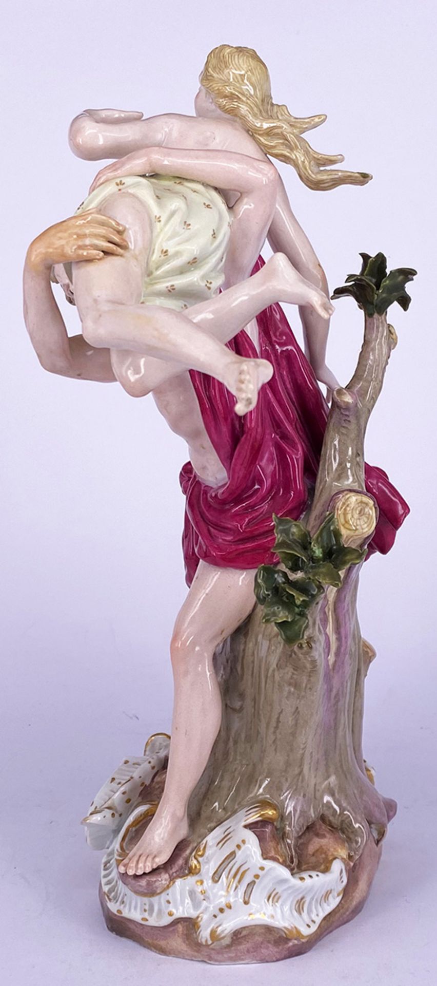 Drei mythologische Porzellanfiguren: Meissen, Raub der Proserpina, polychrom bemalt und - Image 8 of 9
