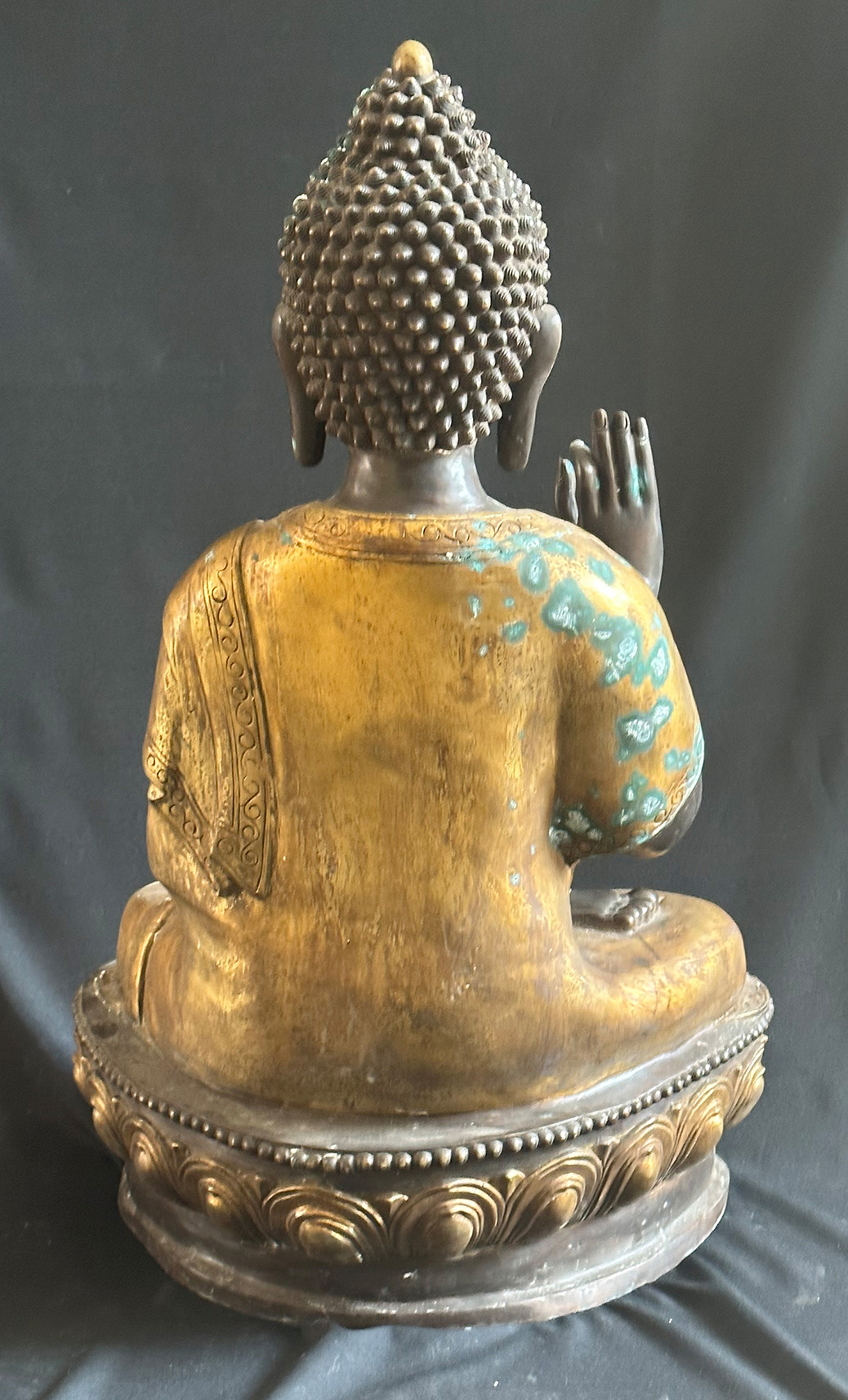 Buddha, Nepal, 20. Jh., Bronze, stellenweise vergoldet, die rechte Hand in abhaya-mudra, die linke - Image 3 of 4