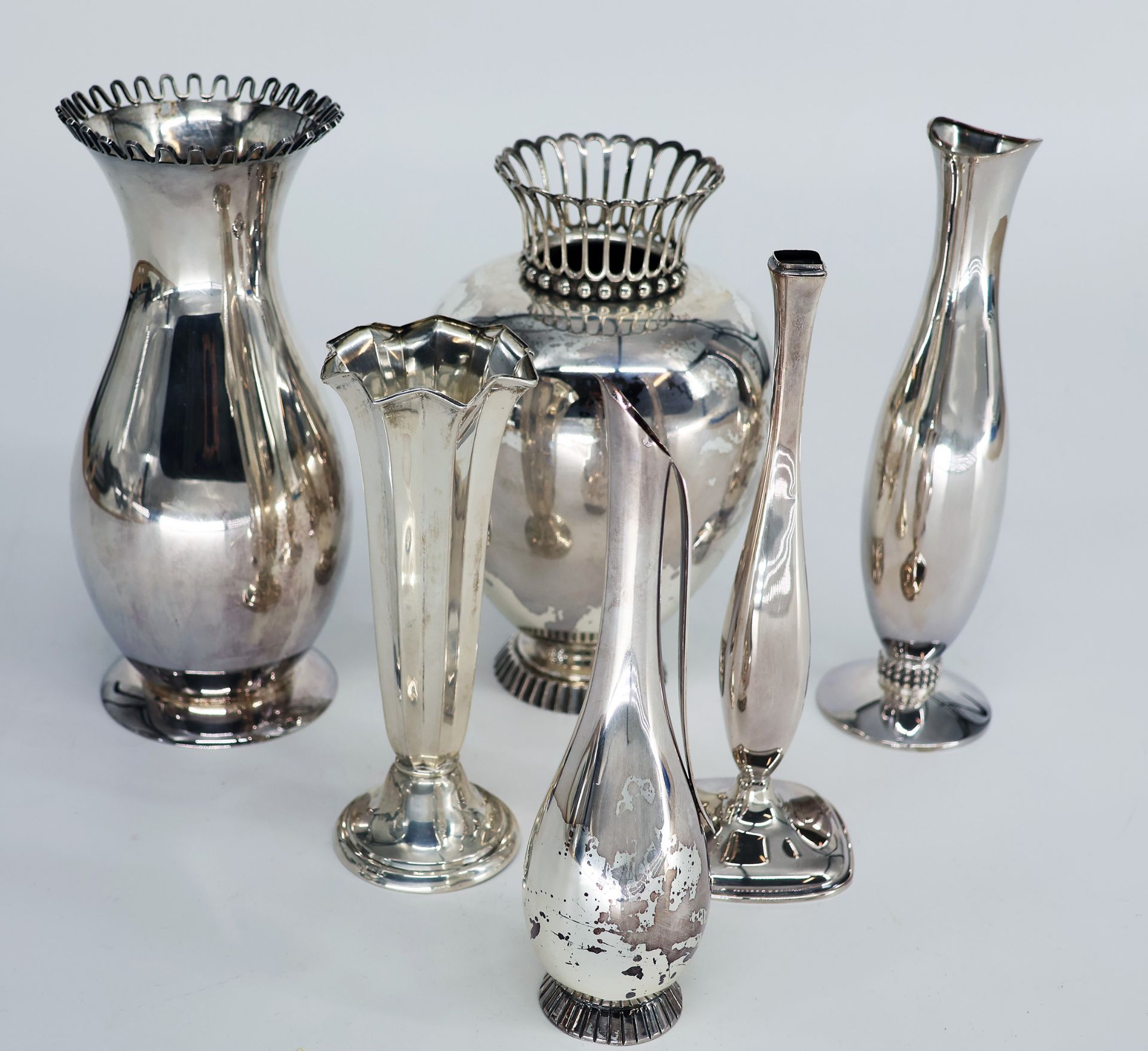 6 Vasen, alle Silber, Alterspuren, Flecken: Bauchige Vase, Vase mit wellenförmigem Band und