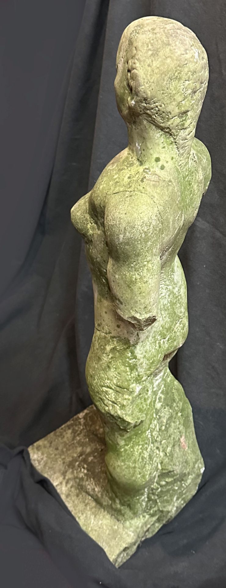 Weibliche Figur, Stein, Alter unbekannt, H 80 cm - Bild 4 aus 4