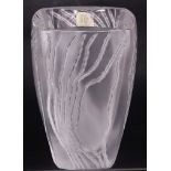 Lalique Vase, gefrostetes Glas mit wellenförmigen Schlieren, Vierpassöffnung, unterseitig