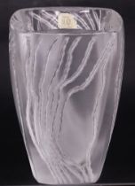 Lalique Vase, gefrostetes Glas mit wellenförmigen Schlieren, Vierpassöffnung, unterseitig