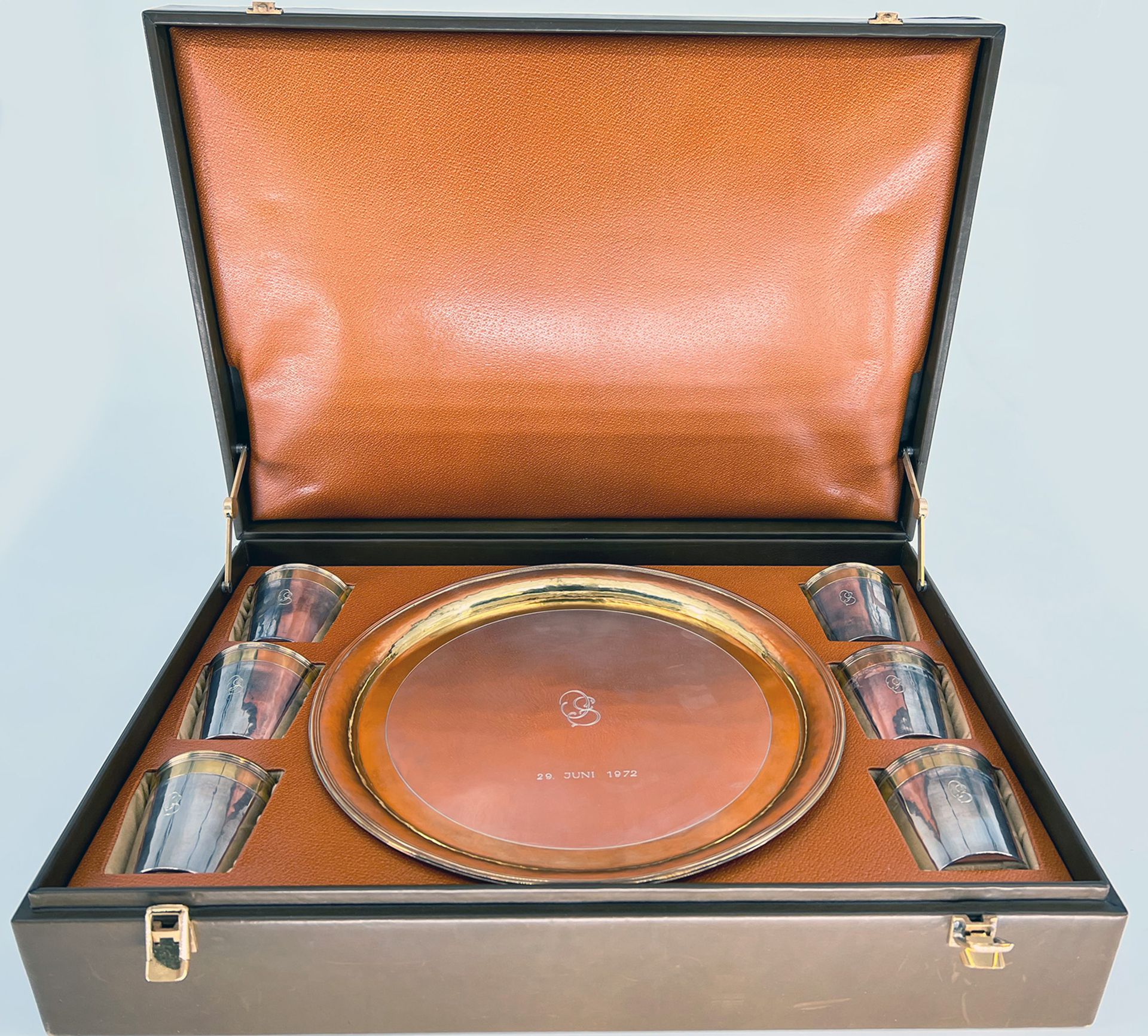 Set von 6 Bechern mit Tablett, 925er Silber, Handarbeit, teils vergoldet, in Koffer. Becher H 7 - Image 2 of 2