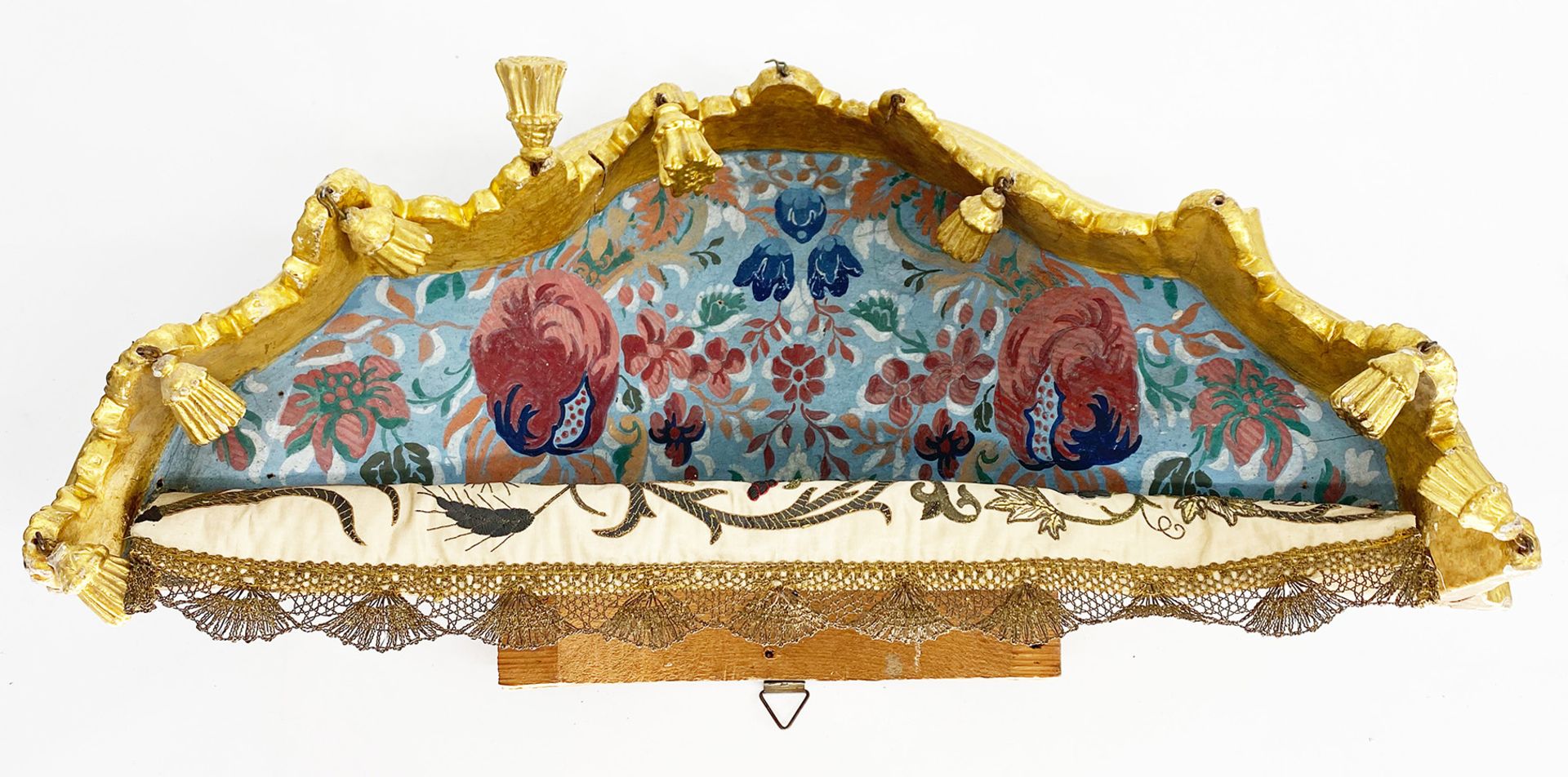 Barocker Baldachin mit geschnitztem Lambrequin sowie kleinen hängenden Quasten, Holz, farbig und - Bild 2 aus 4