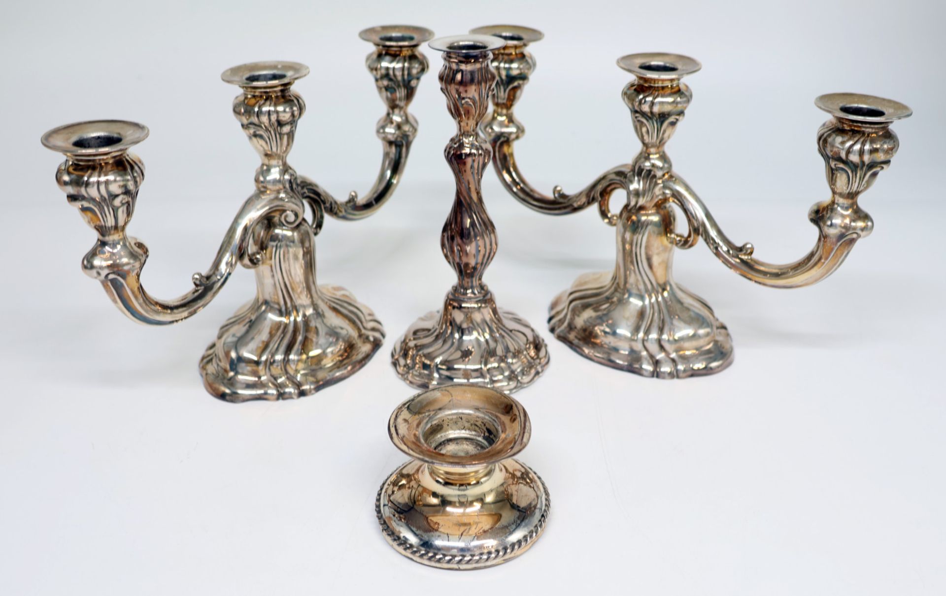 4 Leuchter, 835er und 925er Silber, Stand jeweils gefüllt: 2 dreiflammige Leuchter, H 18 cm; ein
